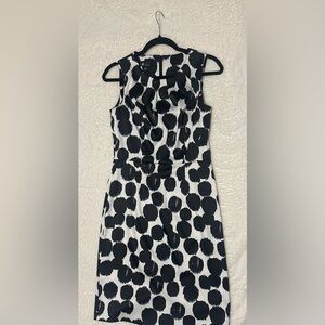 Sleeveless dress in satin like fabric